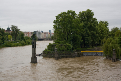 Rozvodněná Vltava při plavebních komorách u Dětského ostrova (Praha)
