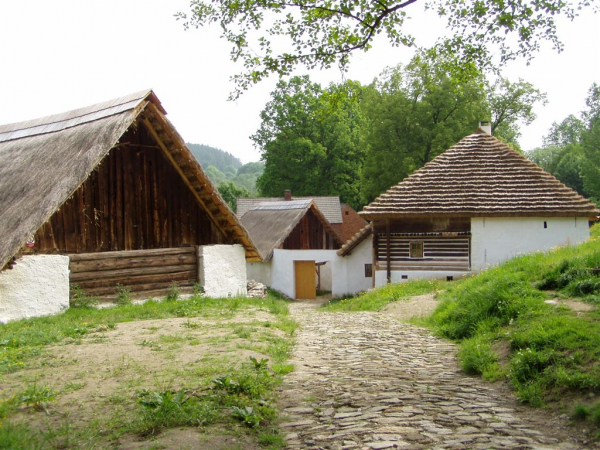 Středověký vodní mlýn Hoslovice