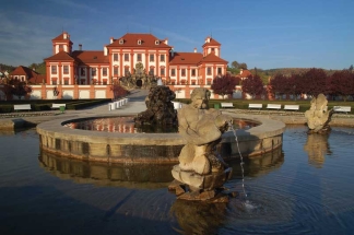 Významní rodáci, vinice a samozřejmě zoo