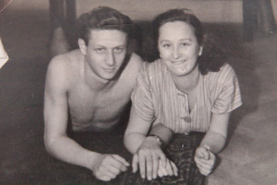 Sourozenci Lustigovi po návratu z koncentračních táborů (1945)