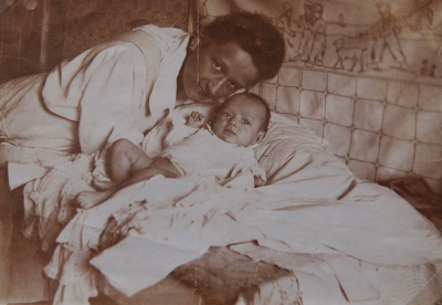 Hanička s maminkou Terezií Lustigovou, roz. Lowyovou (1924)