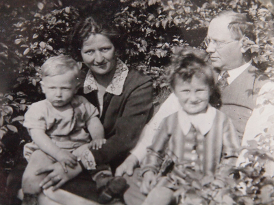 Hanka s Arnoštem a rodiči