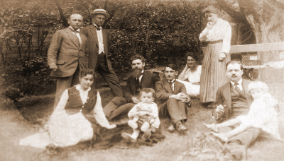 Vlevo sedící maminka, Ivan na klíně neznámého muže,
Nataša na klíně tatínka (asi 1914)