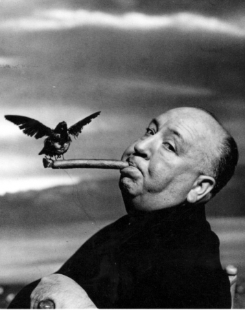 Alfred Hitchcock uvádí