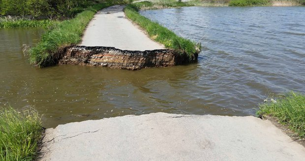 Protrhla se hráz rybníku Smyslov