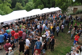 HRAD BYL PLNÝ MILOVNÍKŮ PIVA