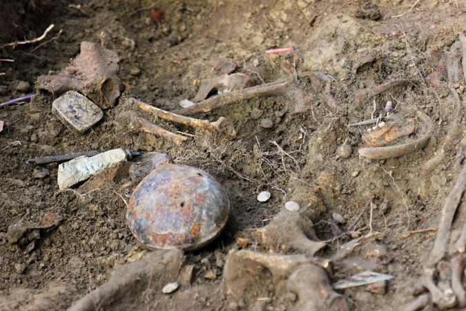 ARCHEOLOGOVÉ NA MÍSTĚ ČINU HROB UKRÝVAL NĚMECKÉHO VOJÁKA 