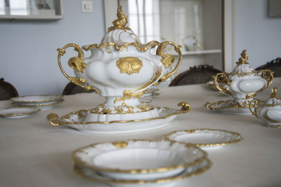 Detail tzv. Thunského servisu – terina na polévku s thunsko-salmovským znakem
