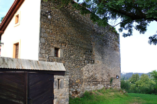 Chalupářské domky v hradní zřícenině