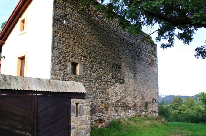 Chalupářské domky v hradní zřícenině