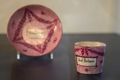 Šálek s podšálkem Vivat Böhmen – nejstarší výrobek klášterecké porcelánky z roku 1794
