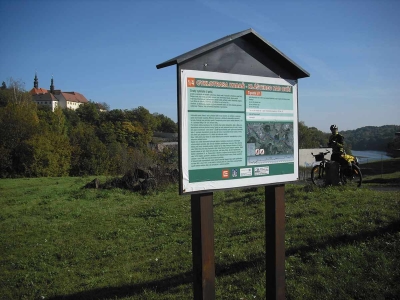 Informační tabule na cyklostezce u Kadaně