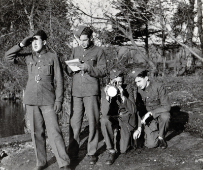 V Anglii absolvoval s kamarády vojenskou přípravku.
Hugo první zleva