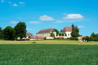 Z Dačic po rybniční kaskádě za karmelitány do Kostelního Vydří