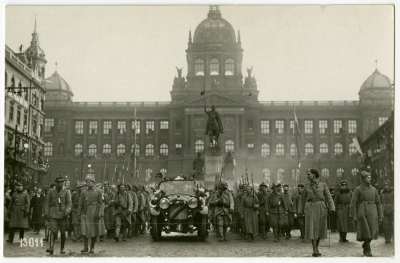 T. G. Masaryk ve společnosti slavnostního průvodu na Václavském náměstí