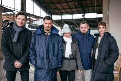 Orlando Bloom v seriálu Carnival Row na libereckém nádraží