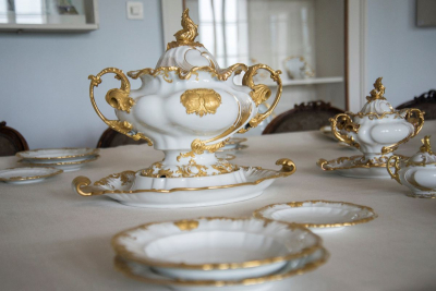 Detail des Thun-Service – Suppenschüssel (Terrine) mit dem
Thun-Salm-Wappen