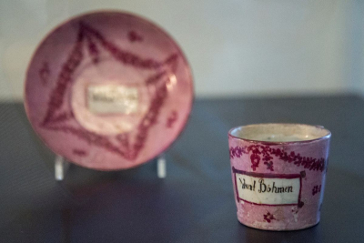 Šálka s podšálkou Vivat Böhmen – najstarší výrobok porcelánky
v Klášterci nad Ohří z r. 1794