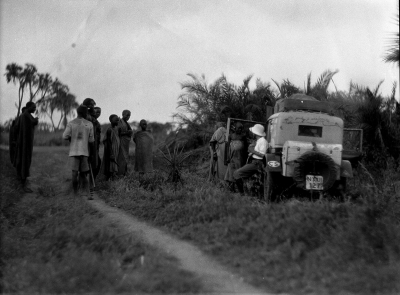 Domorodci poslouchají rádio, Kahe u Moshi, Tanganyika