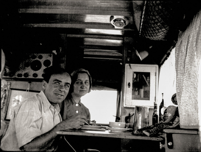 Baumovi obědvají ve svém voze u Lobatsi, Bechuanaland