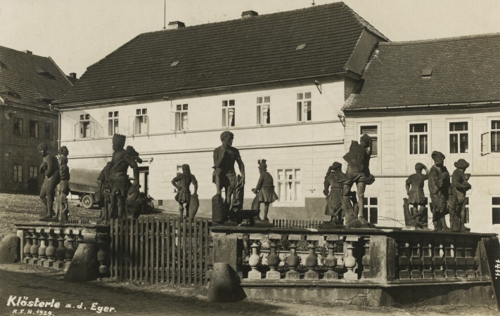 Ursprünglicher Brunnen auf dem Platz