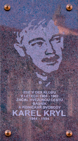 Nesmlouvavý bard s kytarou