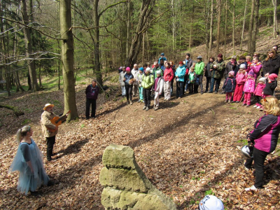 Otvírání Lesní studánky J. V. Sládka