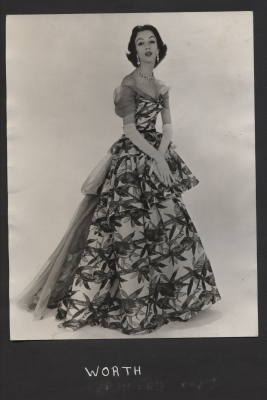 Večerní šaty — Worth (House ofWorth), 1953, filmový tisk na bavlněnémorgantýnu, bavlněný mušelín pro CottonBoard, Manchester 
fabric © Peter AscherAscherFamily Archive 