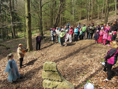 Otvírání Lesní studánky J. V. Sládka
