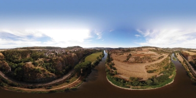 Panoráma pořízené ze zříceniny hradu Tetín