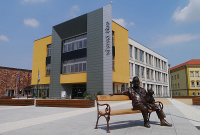 Lavička před kralupskou radnicí – socha J. Švejka s pejskem