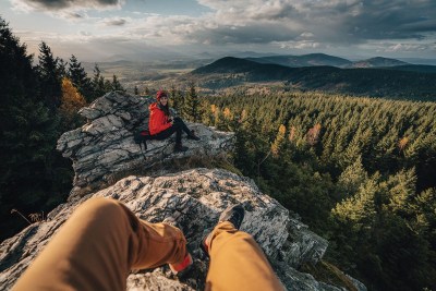 Výhled z Kamenných vrat na Ještědu