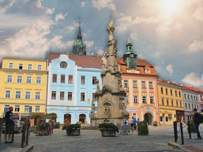 Jindřichohradecké náměstí Míru se sousoším Nejsvětější Trojice
a Starou radnicí