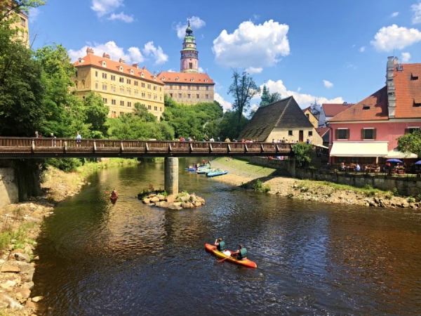 Mezi cizinci u Vltavy převládali Němci, Rakušané, Britové a Američané