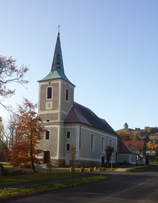 Kostel Narození Panny Marie s Mědníkem v pozadí