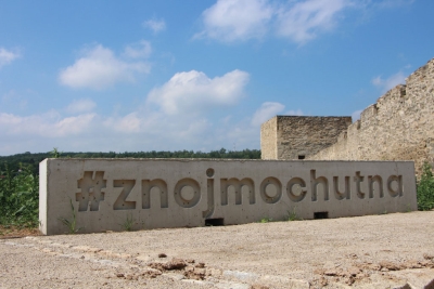 Lavička „Znojmo chutná“ v Jižním hradebním příkopu