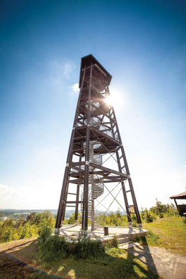 Rozhledna Babka na místě zvaném Mezi cestami (451 m n. m.) 