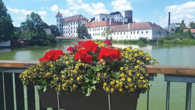 Státní hrad a zámek Jindřichův Hradec, pohled přes Vajgar 
