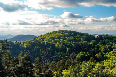 Zámecký vrch a hrad Houska z Drnclíku