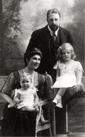 Alžběta a Petr s dětmi Pedro Gastao a Isabele, 1913