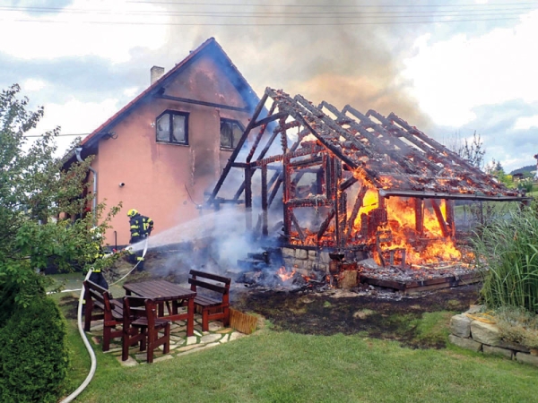 Požár kůlny a domu ve Francově Lhotě
