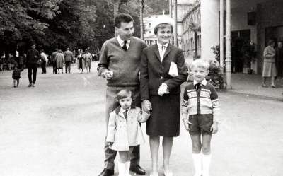 Vladimír Suchánek s rodinou (Mariánské Lázně, kol. 1964)