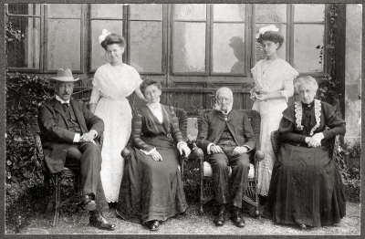 Klosterneuburg 1909, zleva: Klusáček, Alex Helfertová, Marie Helfertová, Josef Alexander, Milada Helfertová, Julie Gredler
