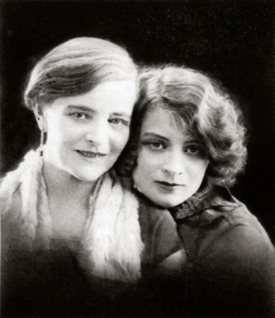 Eva Vrchlická mladší (vpravo)  se svou matkou Evou