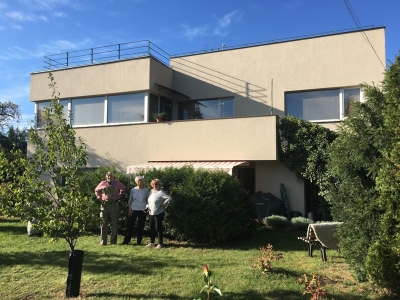 Sourozenci Munkovi se současnou majitelkou domu (uprostřed), říjen 2019