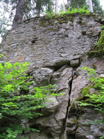 Čelní zeď jádra hradu