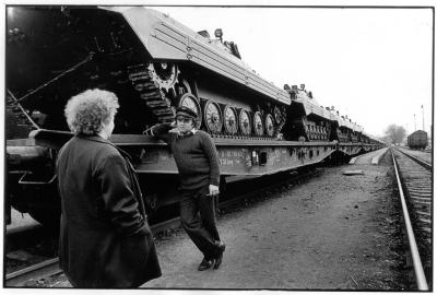 Českoslovenští železničáři odbavují naložený sovětský transport