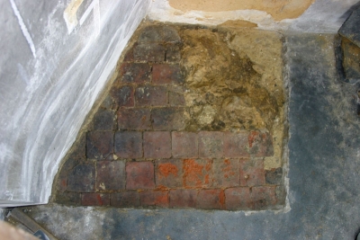Sonda v interiéru kaple odhalila původní cihlovou podlahu i kamenný základ oltářní mensy
