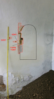 Sondy v interiéru kaple odkryly zaniklé 
půlkruhové niky ve stěnách