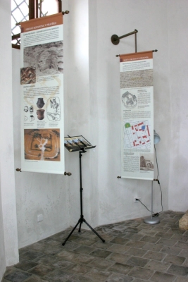 S historií obce vás seznámí zavěšené bannery, které umožňují představu o „velikosti“ interiéru kaple